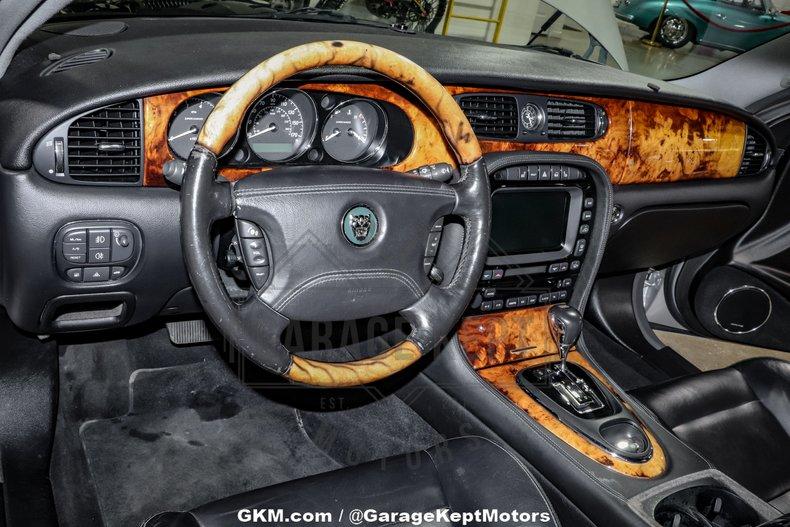 2004 Jaguar XJR 4