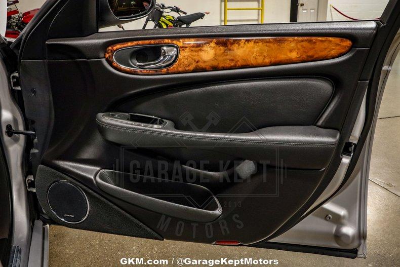 2004 Jaguar XJR 67