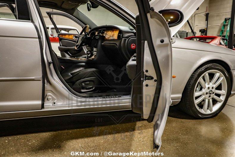2004 Jaguar XJR 68