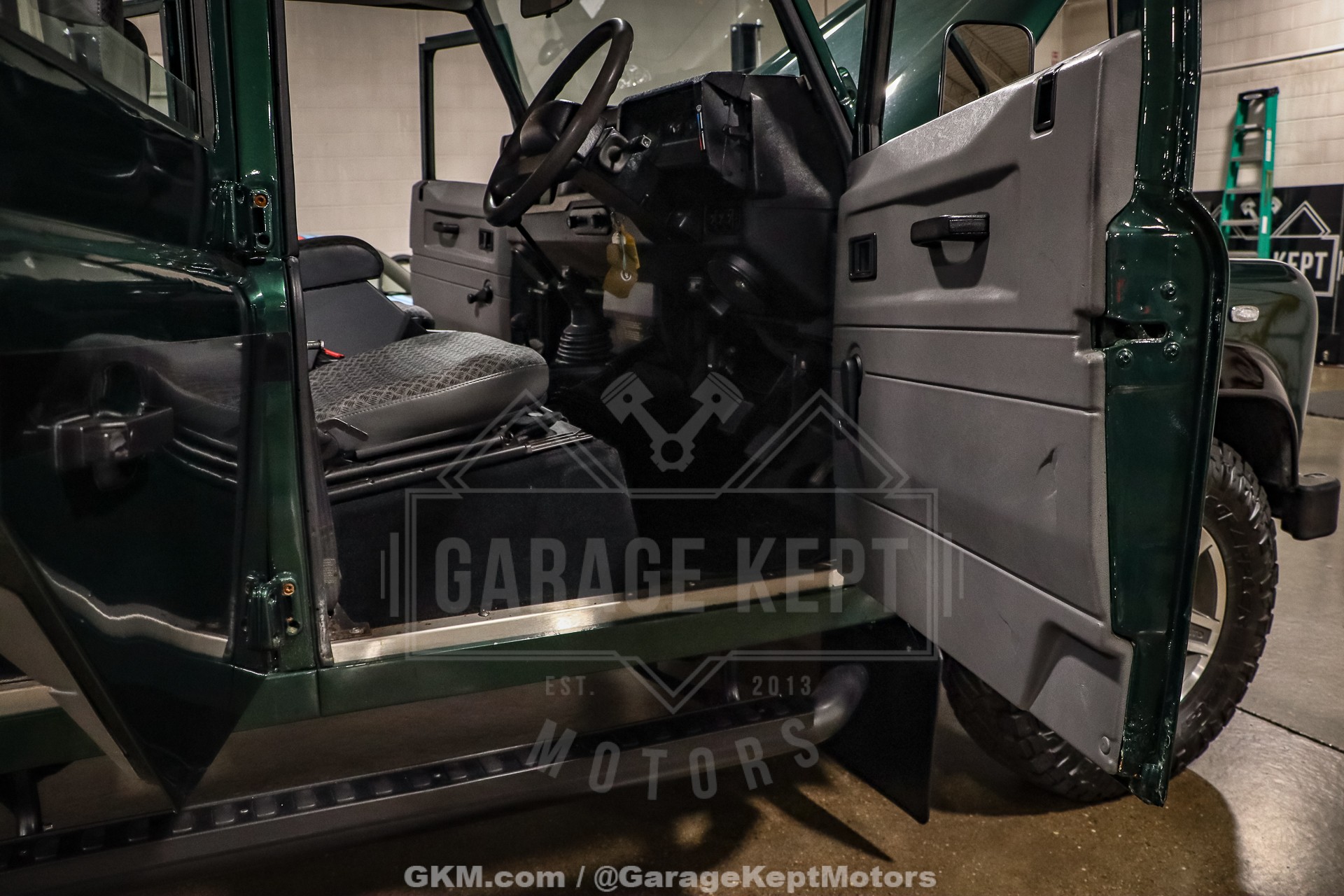 1999 Land Rover Defender 110 77