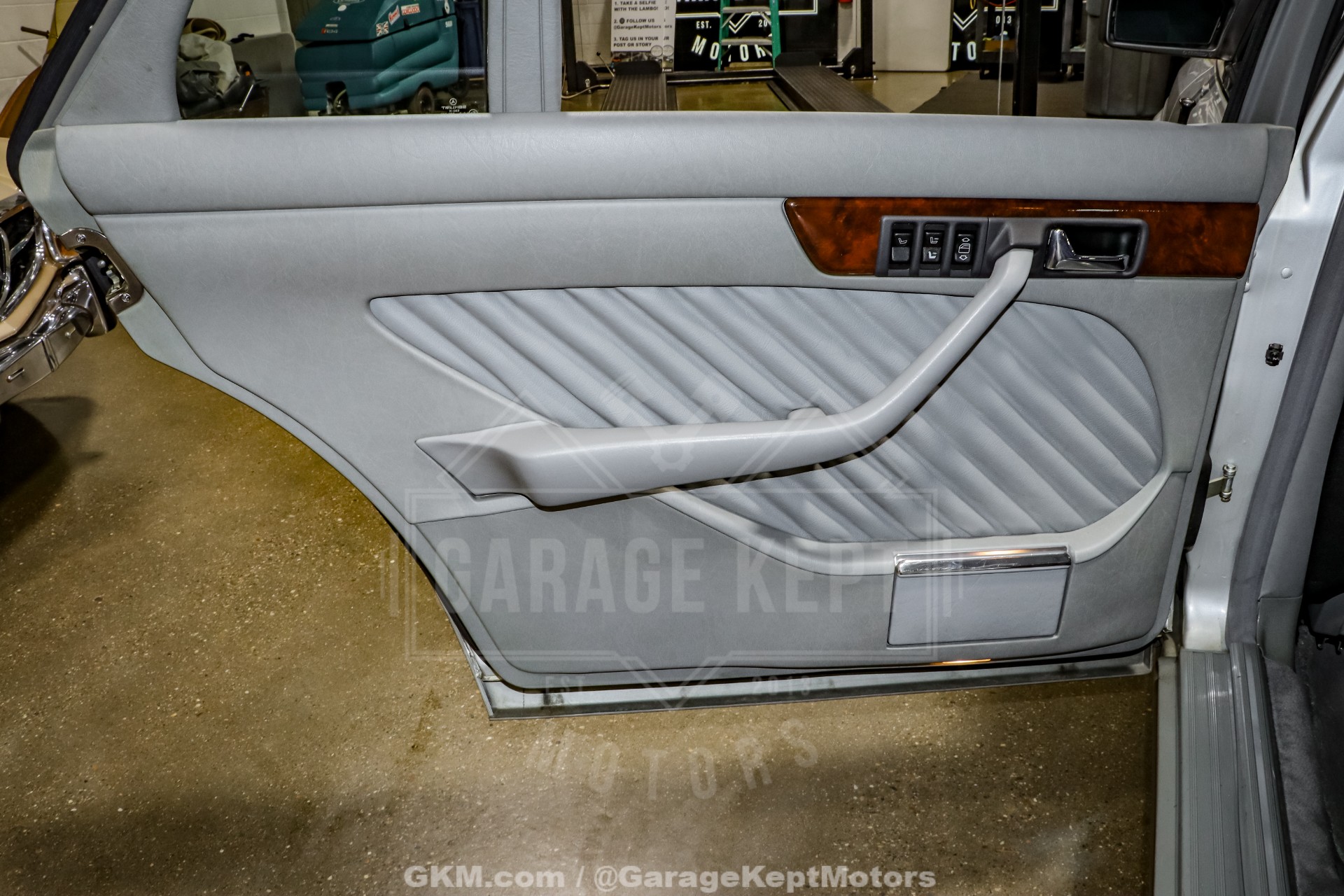 1991 Mercedes-Benz 560-Class 105