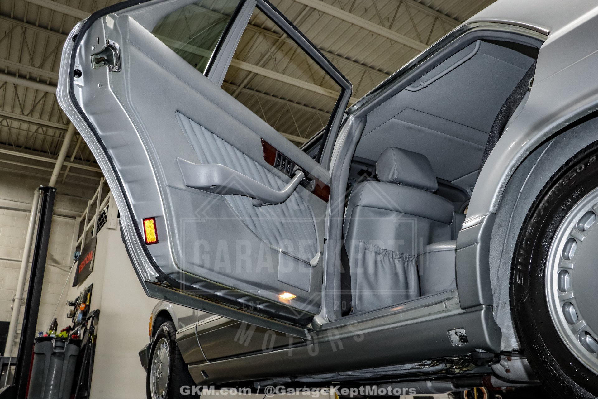 1991 Mercedes-Benz 560-Class 109