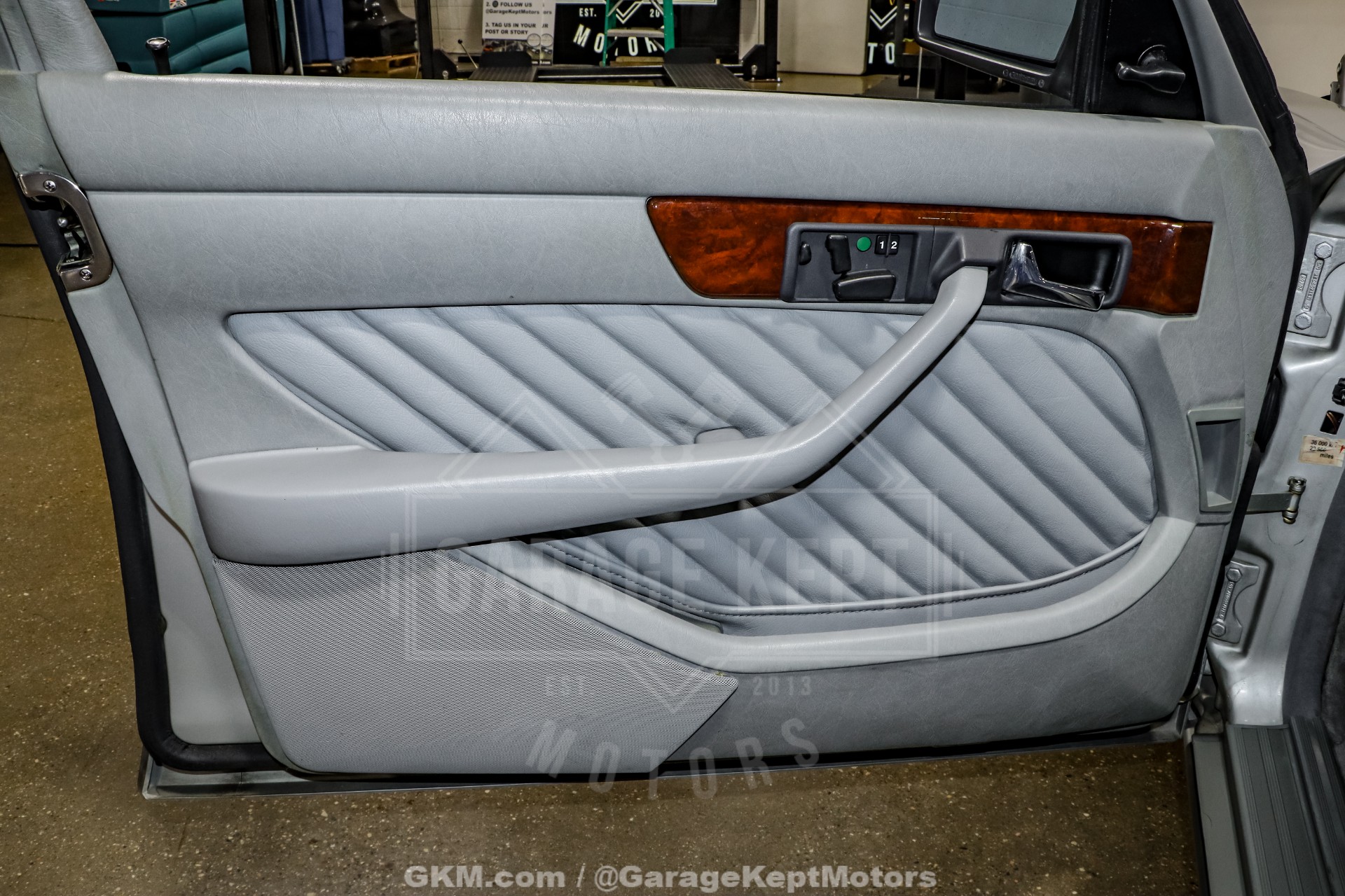 1991 Mercedes-Benz 560-Class 117