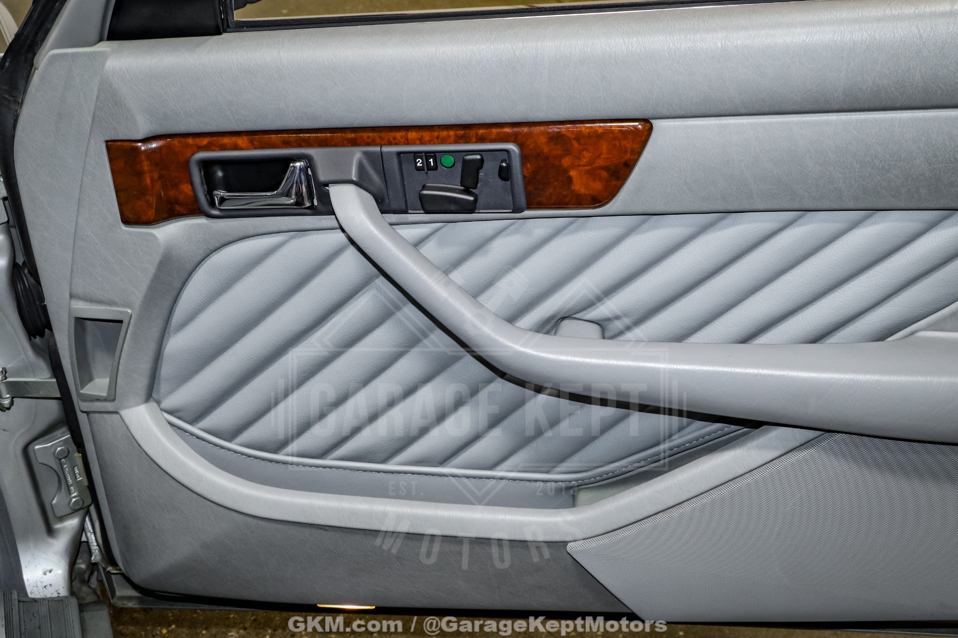 1991 Mercedes-Benz 560-Class 68