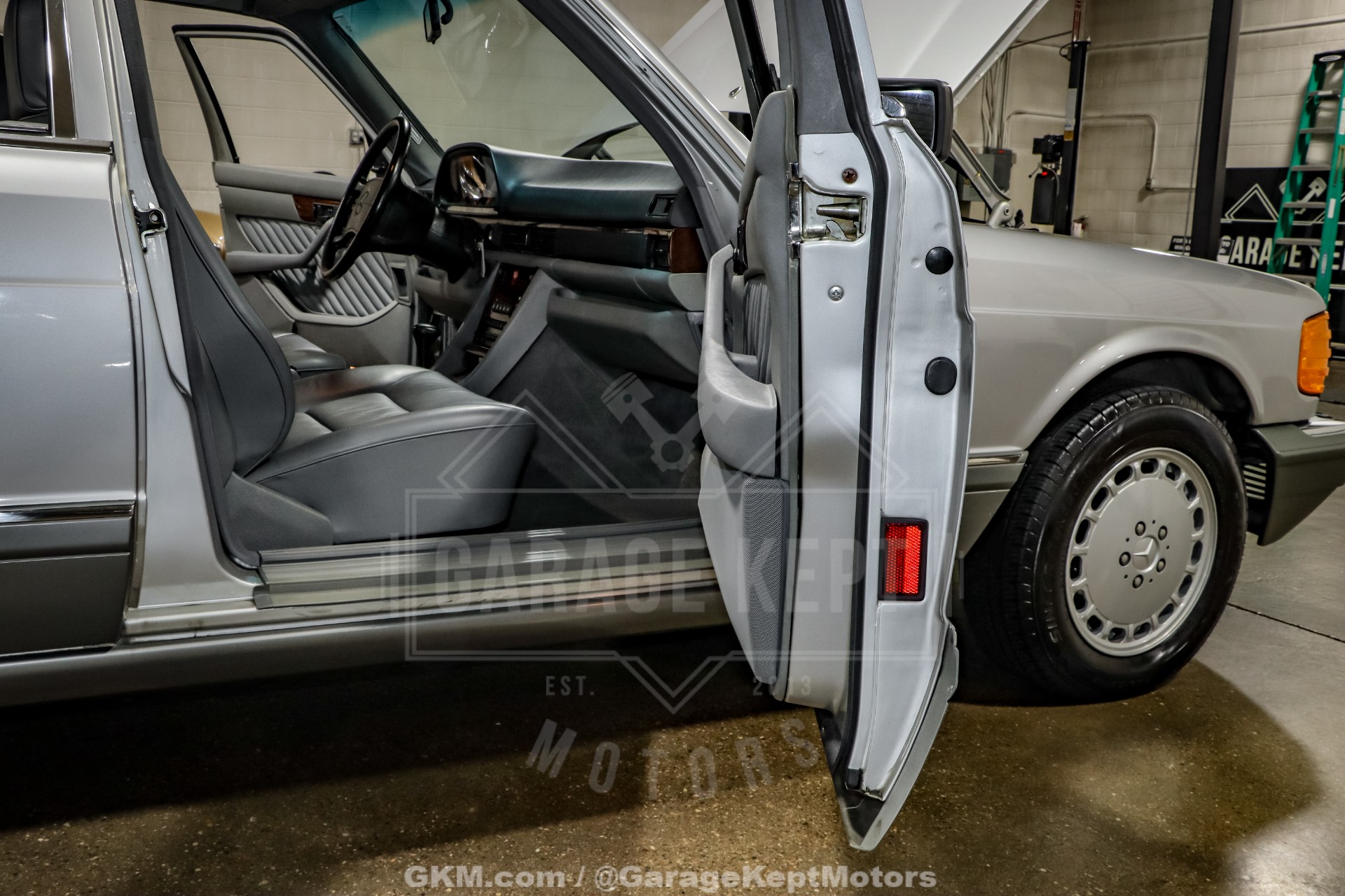 1991 Mercedes-Benz 560-Class 69