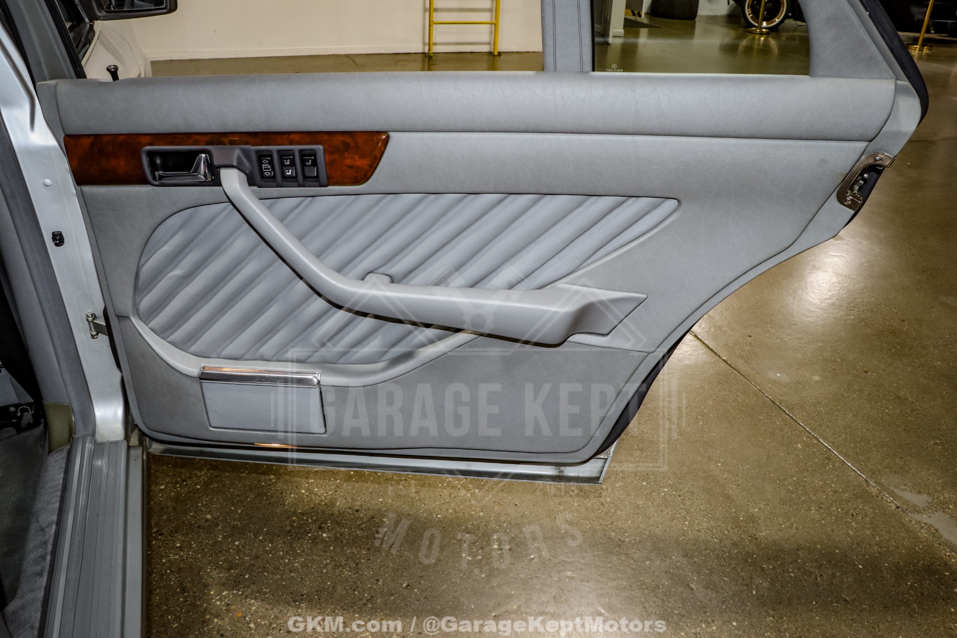 1991 Mercedes-Benz 560-Class 79