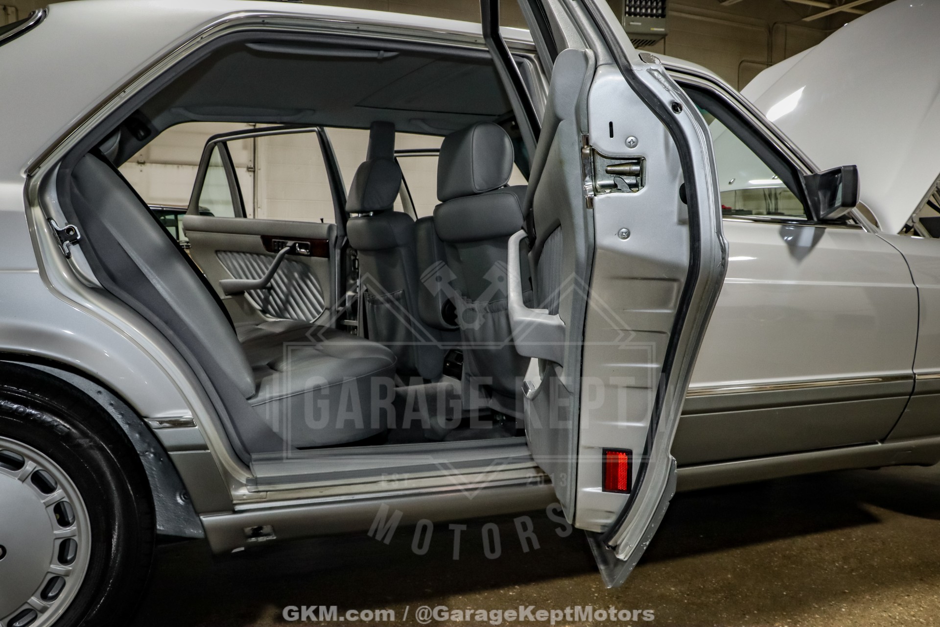 1991 Mercedes-Benz 560-Class 82