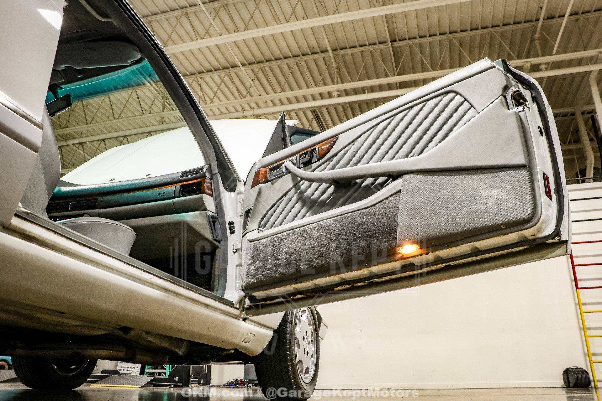1991 Mercedes-Benz 560-Class 69