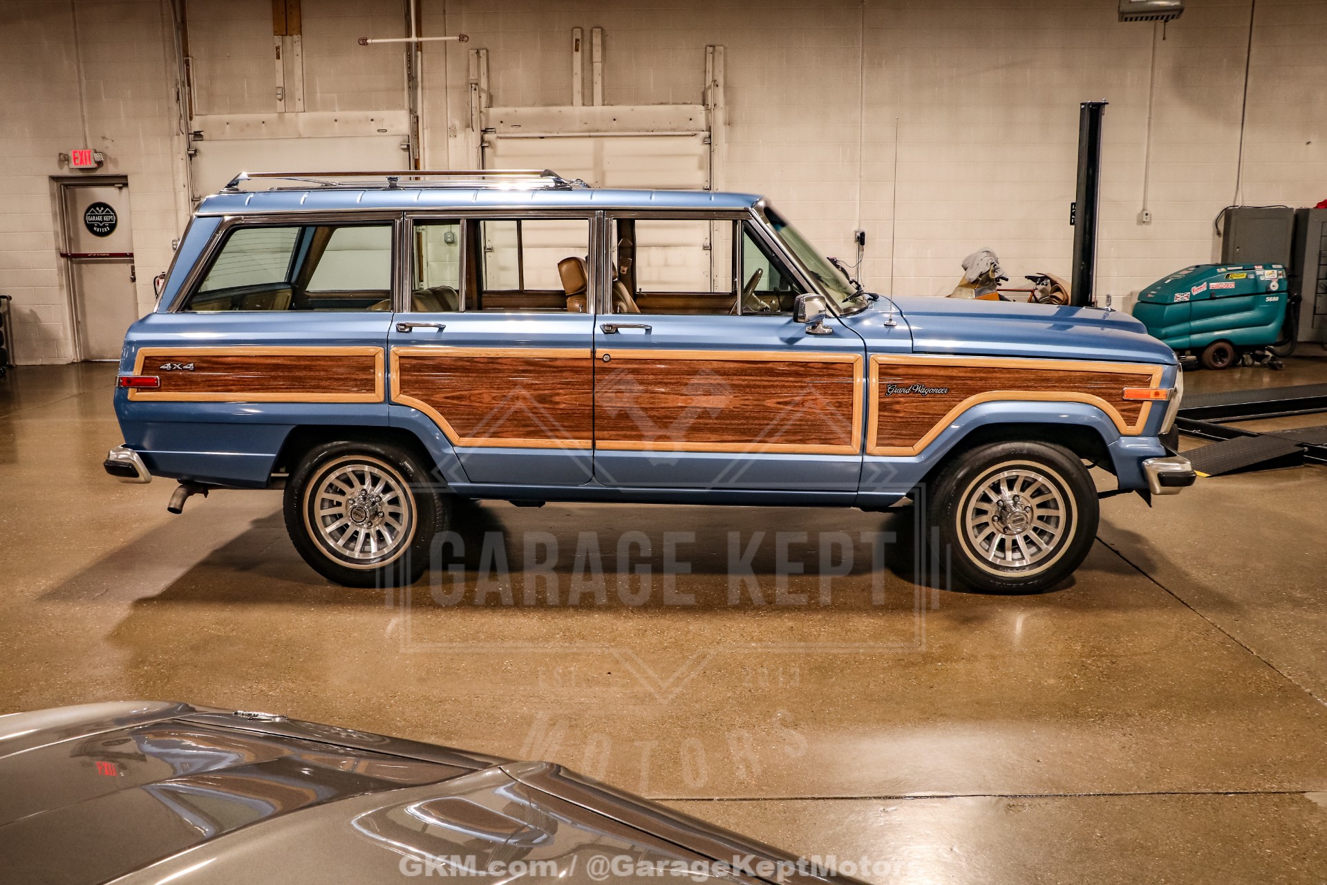 1987 Jeep Grand Wagoneer 10