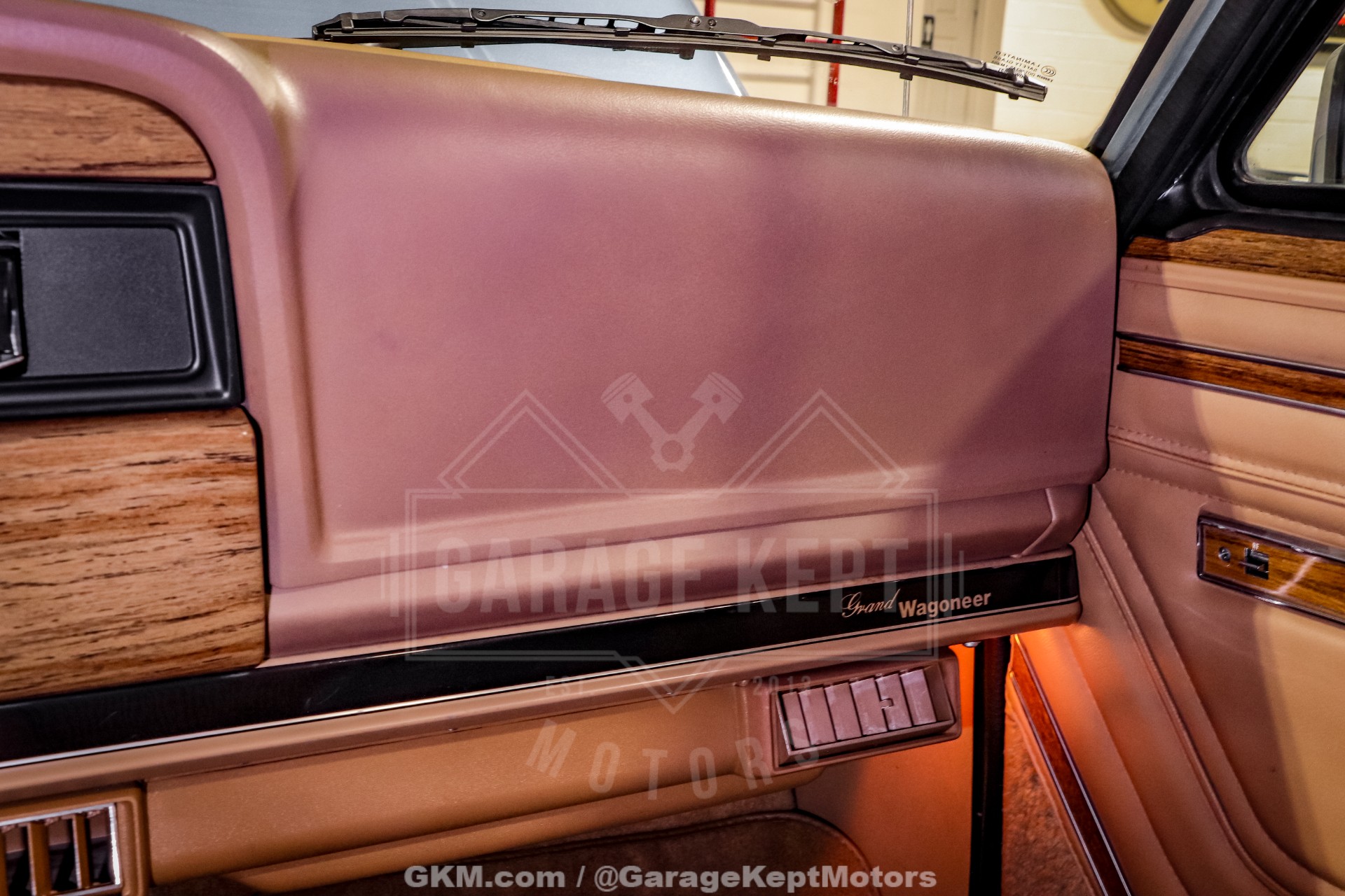 1987 Jeep Grand Wagoneer 140