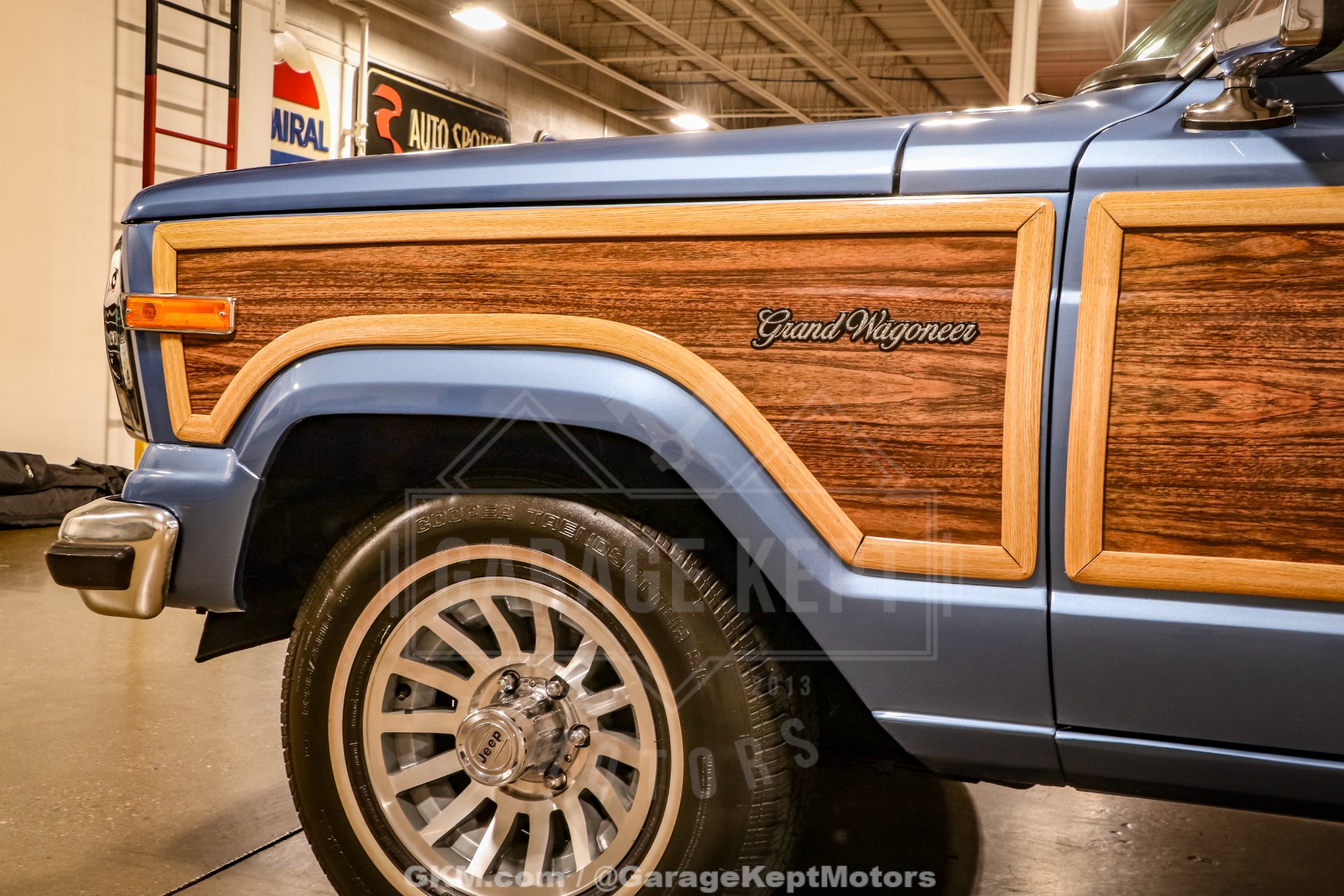 1987 Jeep Grand Wagoneer 30