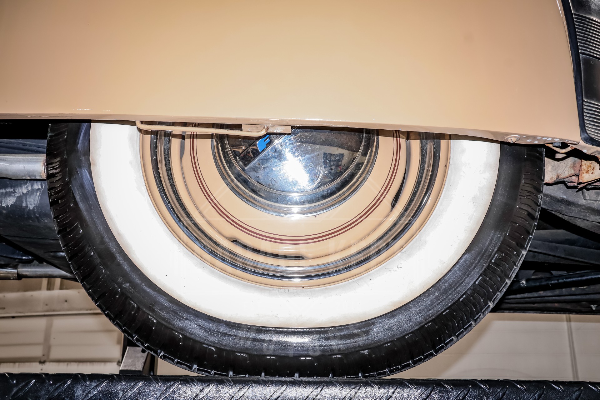 1947 Ford Deluxe 185