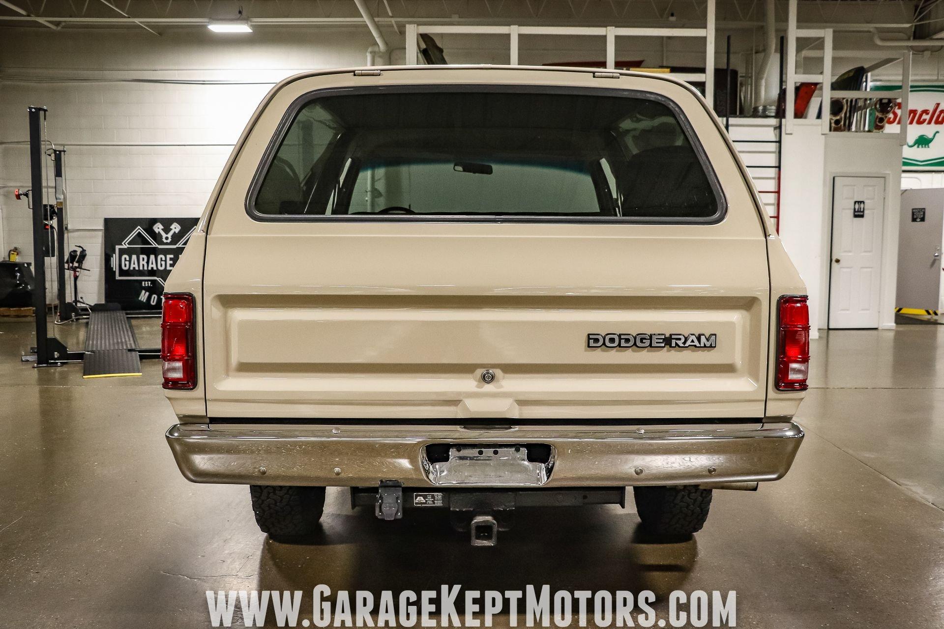 1982 Dodge B250 Catalog and Classic Car Guide, Ratings and