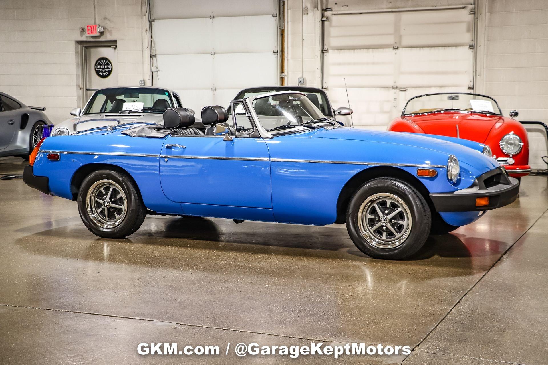 Universal Hobbies 1/18 Scale 4450 - MG MGB GT MK1 4 Cylinder - Mineral Blue